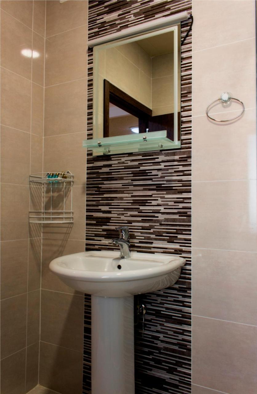 Hotel Tiflis Garden Екстериор снимка